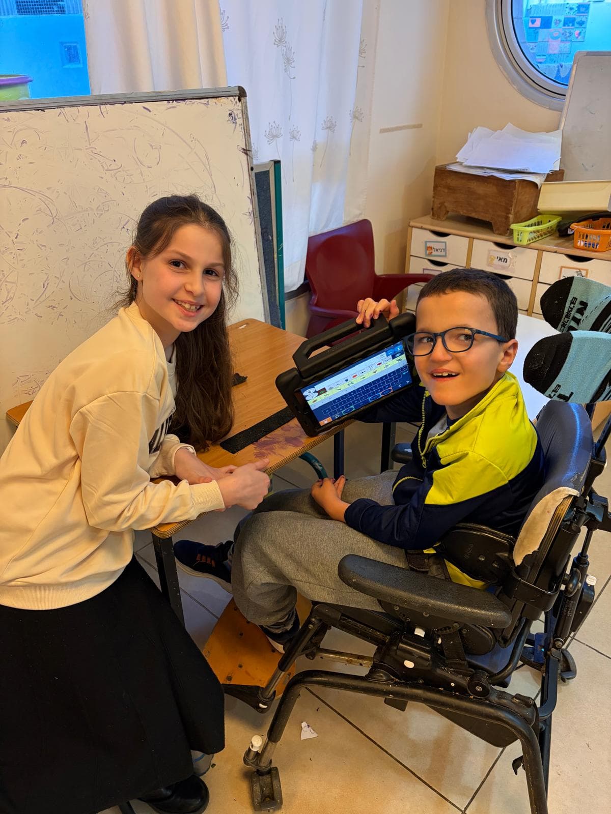 מתנדבים עם ילדים מיוחדים בבית איזי שפירא